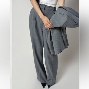 LIKE NEW Aritzia Effortless Pant